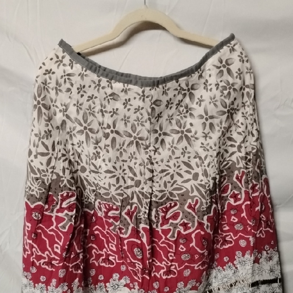 HMR0002 Mix Noveau Floral Red And White Pleated Skirt